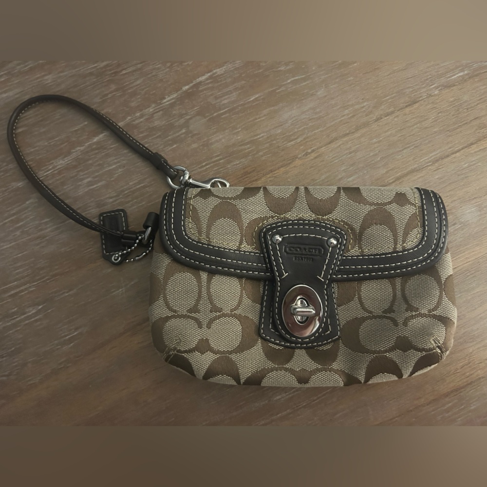 Coach wristlet in excellent condition.